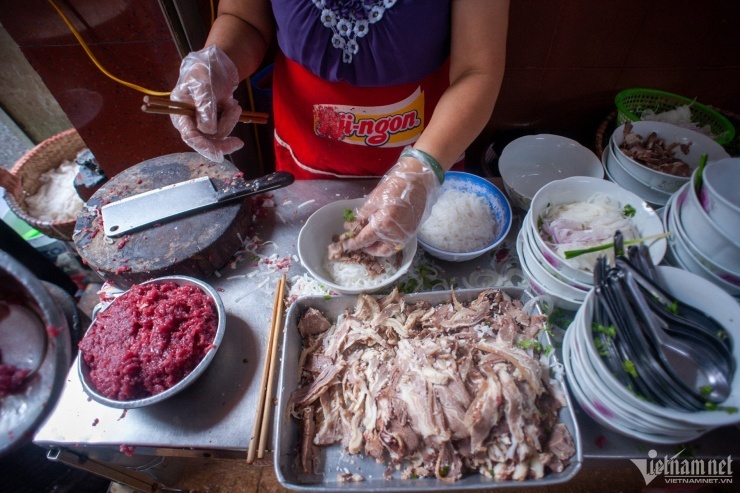 Khách nước ngoài ngồi vỉa hè ăn phở Michelin ở Hà Nội, xuýt xoa khen ngon Khách nước ngoài ngồi vỉa hè ăn phở Michelin ở Hà Nội, xuýt xoa khen ngon