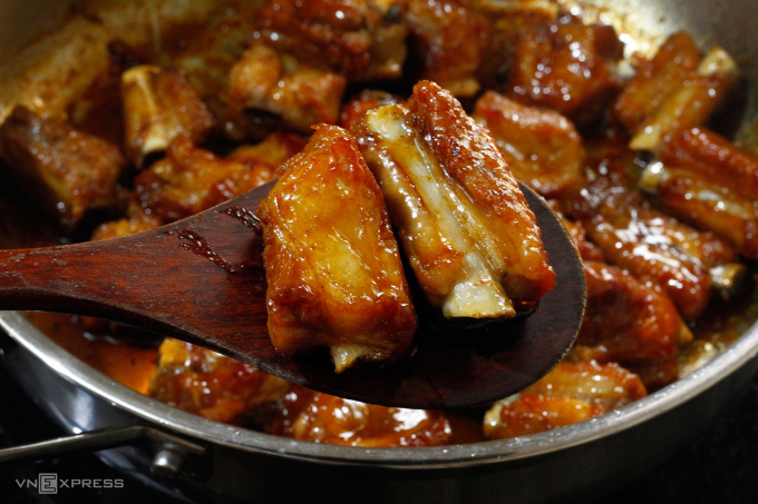 Sườn xào chua ngọt mềm thơm, đậm đà Sườn xào chua ngọt mềm thơm, đậm đà