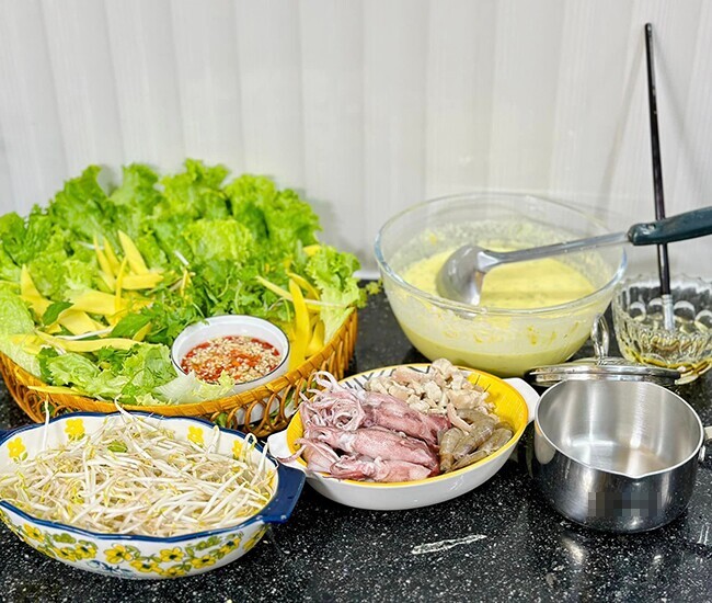 Mát trời học mẹ đảm đổ bánh xèo hải sản ăn chơi, nhớ làm theo cách này đảm bảo bánh giòn rụm cực mê Mát trời học mẹ đảm đổ bánh xèo hải sản ăn chơi, nhớ làm theo cách này đảm bảo bánh giòn rụm cực mê