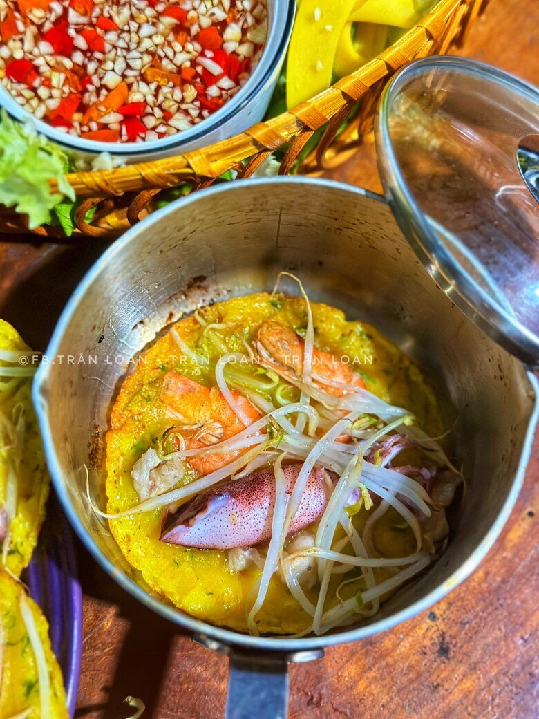 Mát trời học mẹ đảm đổ bánh xèo hải sản ăn chơi, nhớ làm theo cách này đảm bảo bánh giòn rụm cực mê Mát trời học mẹ đảm đổ bánh xèo hải sản ăn chơi, nhớ làm theo cách này đảm bảo bánh giòn rụm cực mê