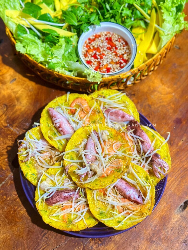Mát trời học mẹ đảm đổ bánh xèo hải sản ăn chơi, nhớ làm theo cách này đảm bảo bánh giòn rụm cực mê Mát trời học mẹ đảm đổ bánh xèo hải sản ăn chơi, nhớ làm theo cách này đảm bảo bánh giòn rụm cực mê