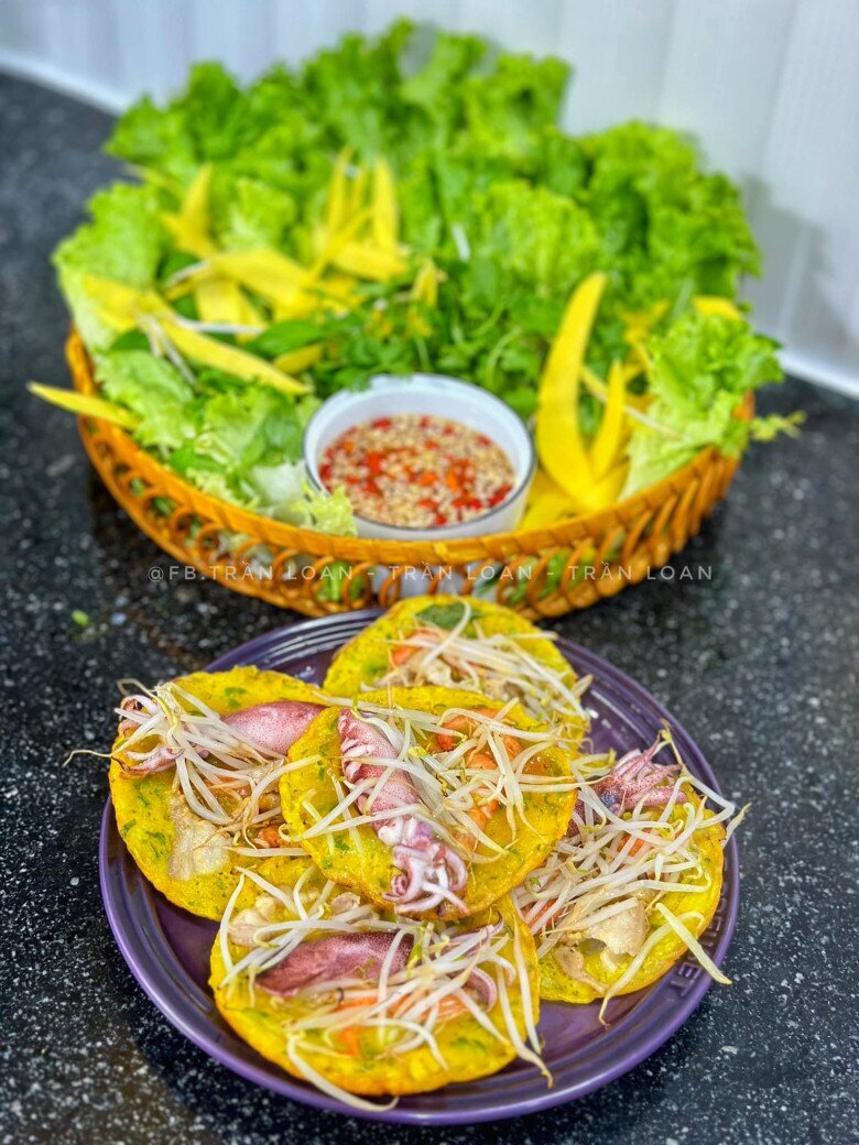 Mát trời học mẹ đảm đổ bánh xèo hải sản ăn chơi, nhớ làm theo cách này đảm bảo bánh giòn rụm cực mê Mát trời học mẹ đảm đổ bánh xèo hải sản ăn chơi, nhớ làm theo cách này đảm bảo bánh giòn rụm cực mê