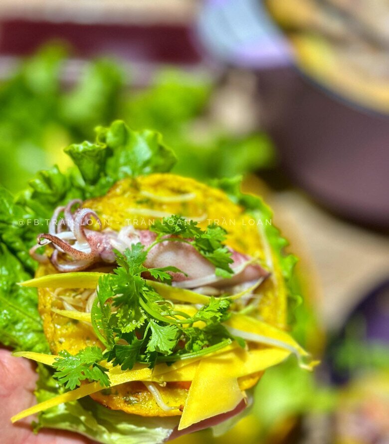 Mát trời học mẹ đảm đổ bánh xèo hải sản ăn chơi, nhớ làm theo cách này đảm bảo bánh giòn rụm cực mê Mát trời học mẹ đảm đổ bánh xèo hải sản ăn chơi, nhớ làm theo cách này đảm bảo bánh giòn rụm cực mê