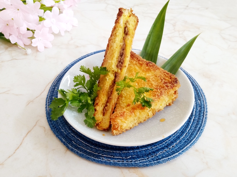Bánh mì kẹp pate gan chiên giòn