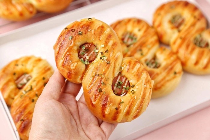 Bữa sáng với bánh mì xúc xích mềm thơm ngon khó cưỡng Bữa sáng với bánh mì xúc xích mềm thơm ngon khó cưỡng