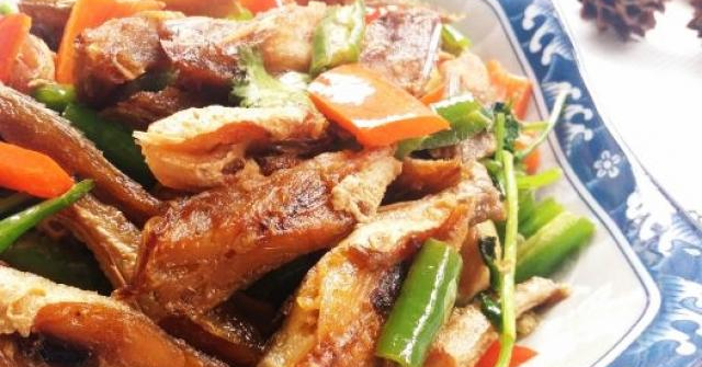 Cá mắm đem xào chua ngọt kiểu này vừa ngon lại rẻ, chỉ 1 đĩa nhỏ là đủ ăn