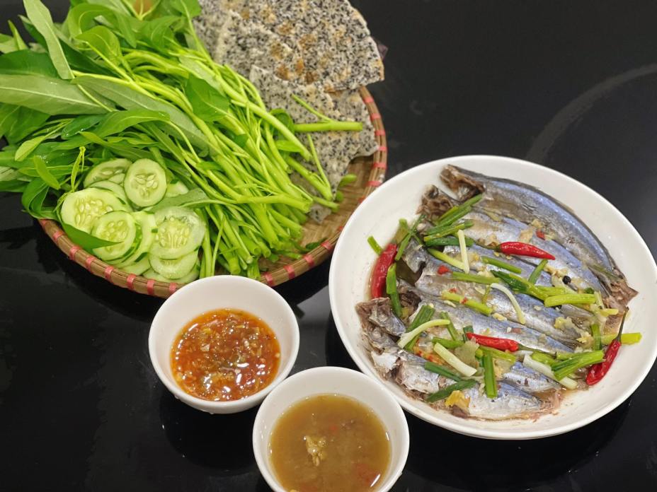 Cá nục hấp cuốn bánh tráng xứ Quảng