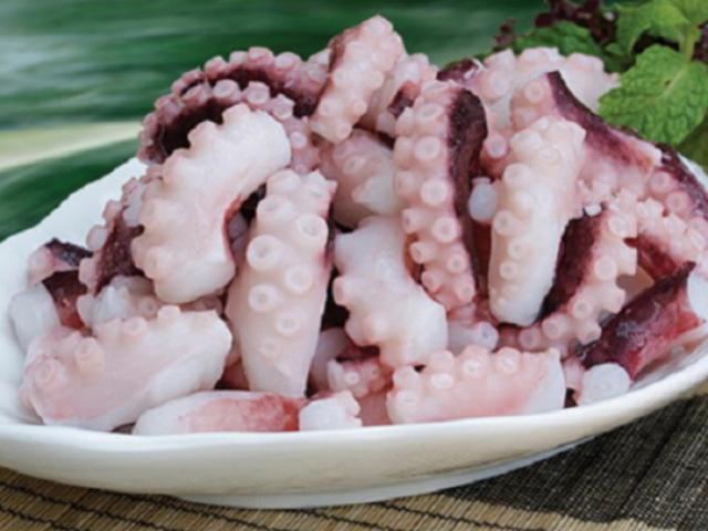 Cách làm bạch tuộc hấp giòn ngon và nước chấm đúng chuẩn