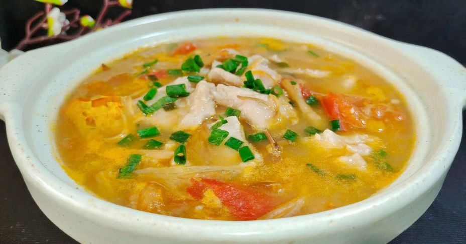 Canh cà chua hoa huệ vị chua ngọt đưa cơm vô cùng