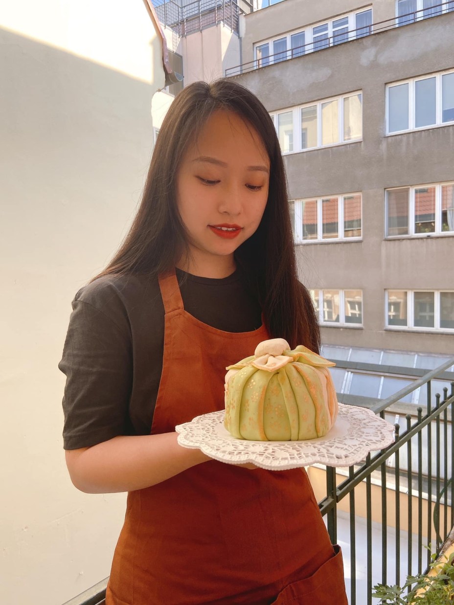 Cô gái làm xôi lá dứa đẹp như gói quà