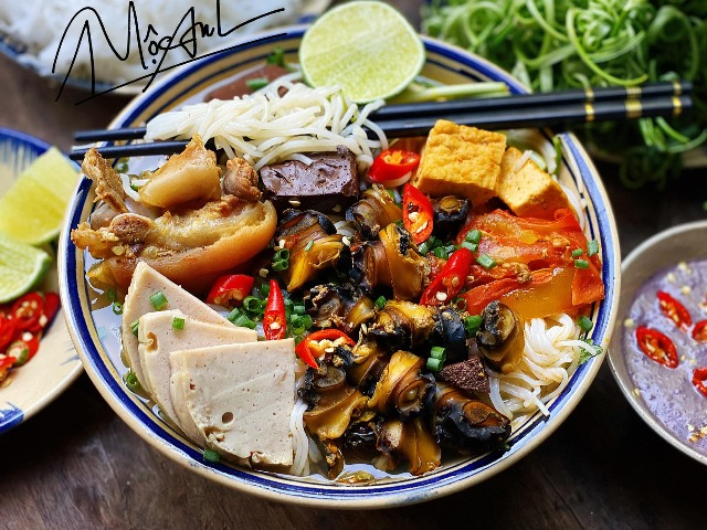 Cuối tuần học gái đảm nấu bún riêu ốc siêu đơn giản, ngập 