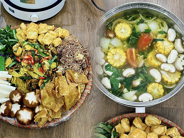 Cuối tuần rảnh rỗi làm lẩu ếch măng chua đãi cả nhà