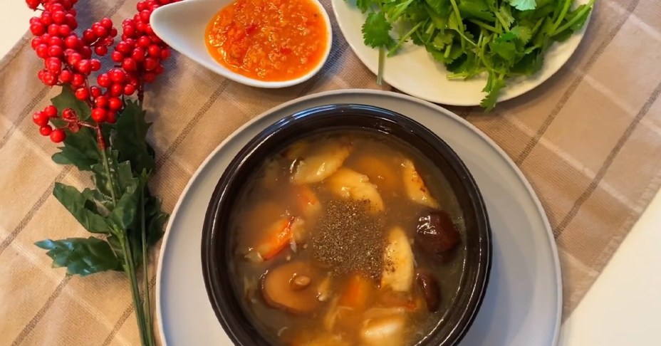 Cuối tuần sang chảnh với soup bào ngư bổ dưỡng mà cách chế biến lại vô cùng đơn giản: Ăn xong đảm bảo chị em sẽ quên hết bực dọc suốt cả tuần qua!