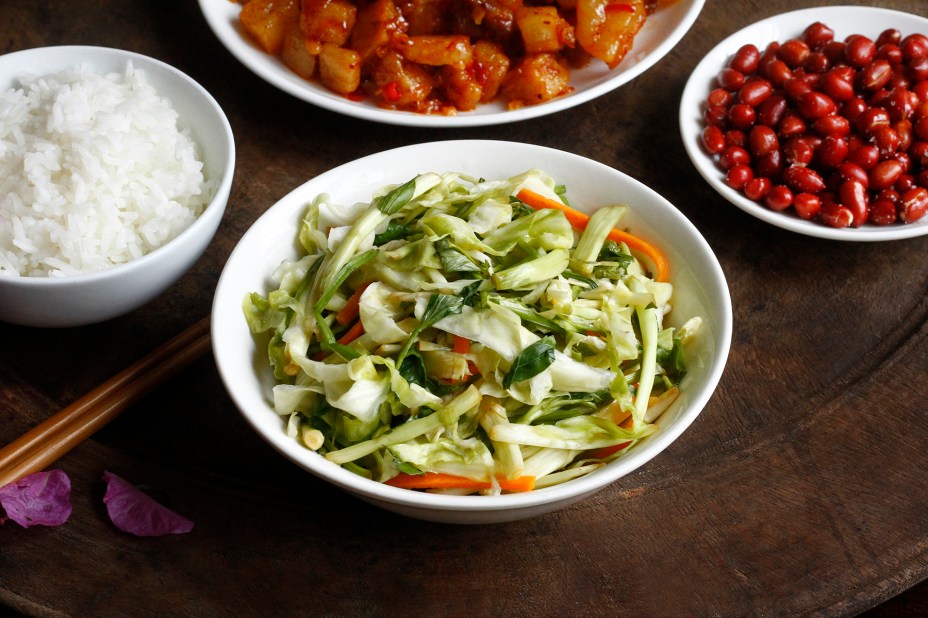 Dưa bắp cải trộn rau cần Dưa bắp cải trộn rau cần
