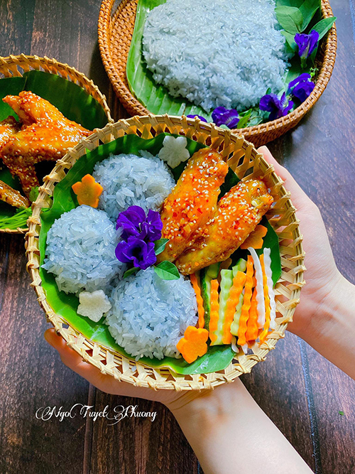 Gà chiên nước mắm, xôi hoa đậu biếc