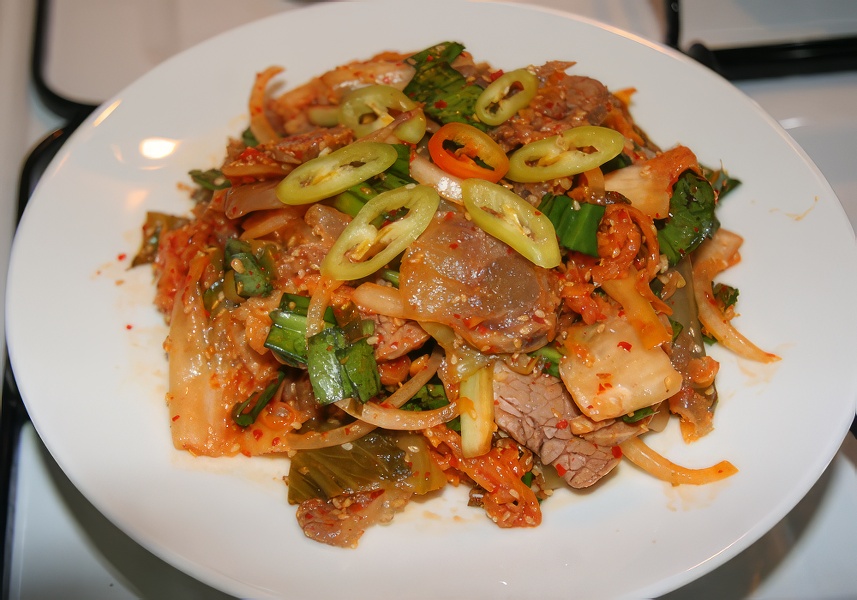 Gỏi bò kim chi chua cay, lạ miệng