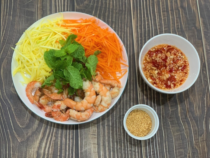 Gỏi tôm xoài chua cay giải nhiệt ngày oi nóng Gỏi tôm xoài chua cay giải nhiệt ngày oi nóng