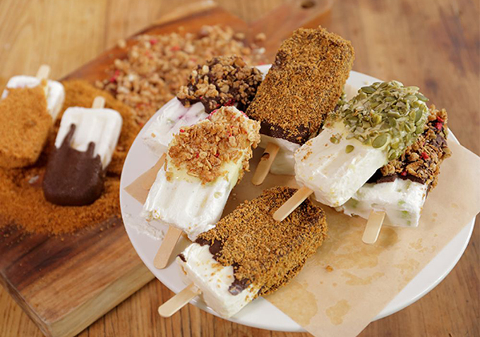 Kem sữa chua phủ các loại hạt