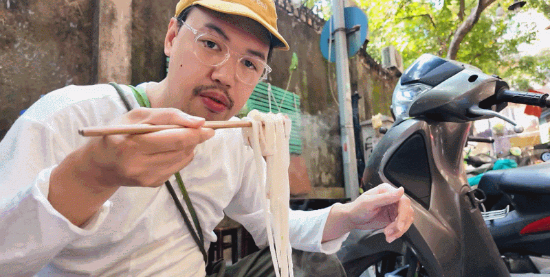 Khách nước ngoài ngồi vỉa hè ăn phở Michelin ở Hà Nội, xuýt xoa khen ngon Khách nước ngoài ngồi vỉa hè ăn phở Michelin ở Hà Nội, xuýt xoa khen ngon