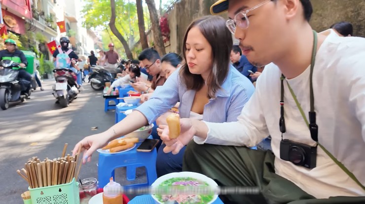 Khách nước ngoài ngồi vỉa hè ăn phở Michelin ở Hà Nội, xuýt xoa khen ngon Khách nước ngoài ngồi vỉa hè ăn phở Michelin ở Hà Nội, xuýt xoa khen ngon