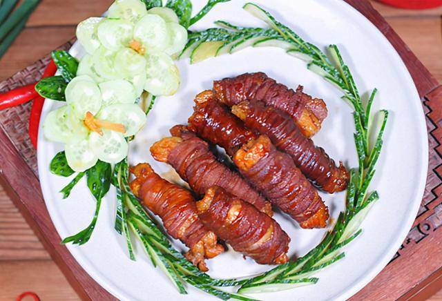 Khi làm các món trộn, gỏi, salad, nhớ trang trí với dưa leo theo cách này để món ăn thêm sang xịn