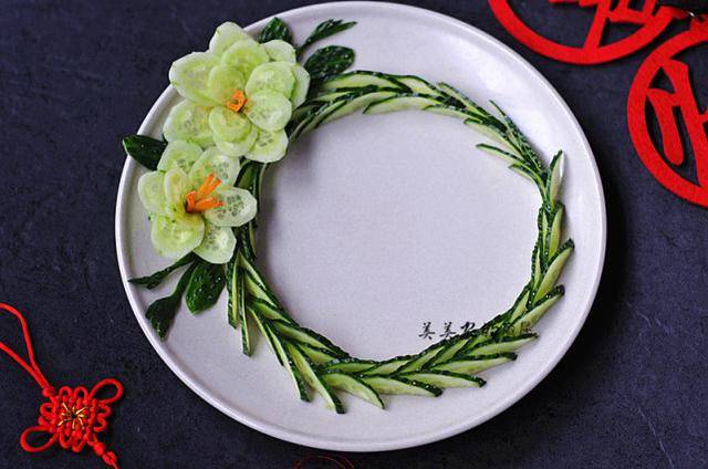 Khi làm các món trộn, gỏi, salad, nhớ trang trí với dưa leo theo cách này để món ăn thêm sang xịn