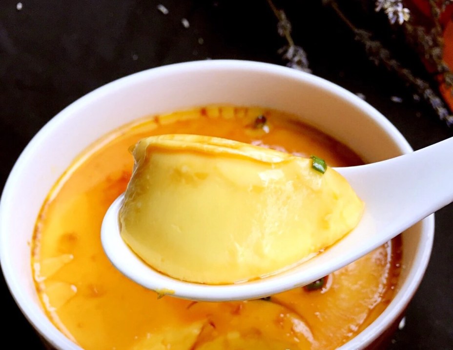 Khi làm trứng hấp đừng chỉ cho nước mà hãy thêm “muỗng này” vào sẽ mịn, mềm và không tanh