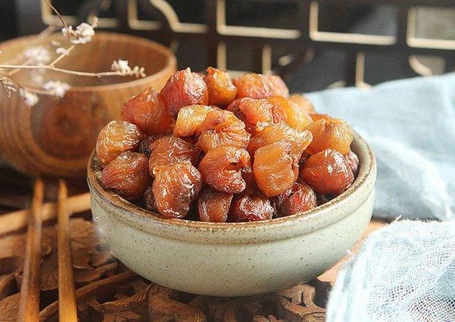 Không phải tốn tiền, ngay tại nhà chị em cũng làm được long nhãn dẻo ngọt, ngon bổ