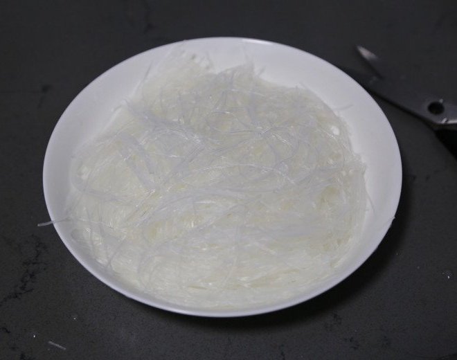 Làm miến xào trứng ăn sáng, nhớ làm điều này trước khi cho vào chảo, miến tơi không dính bết