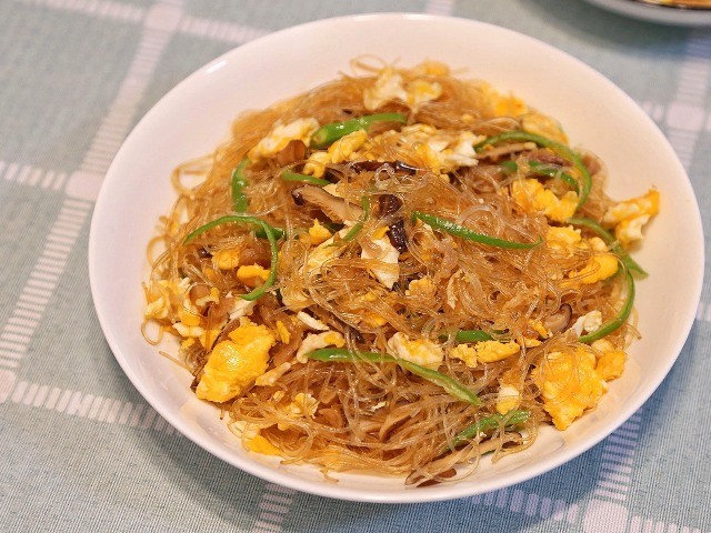 Làm miến xào trứng ăn sáng, nhớ làm điều này trước khi cho vào chảo, miến tơi không dính bết