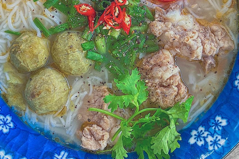 Lan Khuê nấu bún sườn sấu Hà Nội