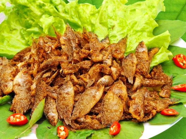 Loại cá bé bằng vài ngón tay xưa bị chê lắm xương chỉ người nghèo mới ăn giờ là đặc sản ai cũng thích, giá 110.000/kg Loại cá bé bằng vài ngón tay xưa bị chê lắm xương chỉ người nghèo mới ăn giờ là đặc sản ai cũng thích, giá 110.000/kg