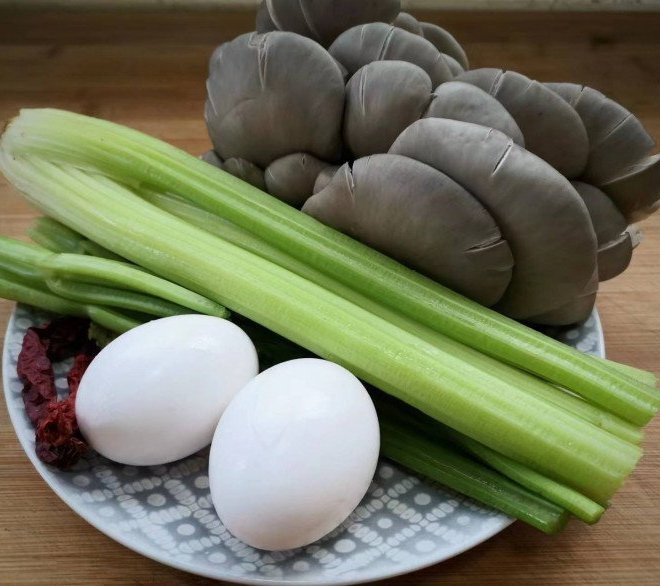 Loại rau hay xào với thịt bò siêu giàu vitamin K, đem nấu cùng 2 thứ lại ngon hơn thịt