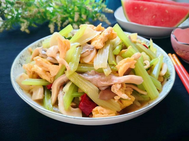 Loại rau hay xào với thịt bò siêu giàu vitamin K, đem nấu cùng 2 thứ lại ngon hơn thịt