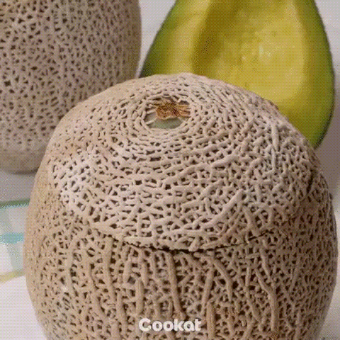 Mách chị em cách làm kem dưa lưới cả quả: Buổi tối ngồi cày phim mà có món này thì sướng phải biết!