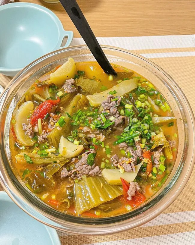 Món canh chua đủ thịt đủ rau, nấu chưa tới 10 phút mà đưa cơm tuyệt vời Món canh chua đủ thịt đủ rau, nấu chưa tới 10 phút mà đưa cơm tuyệt vời