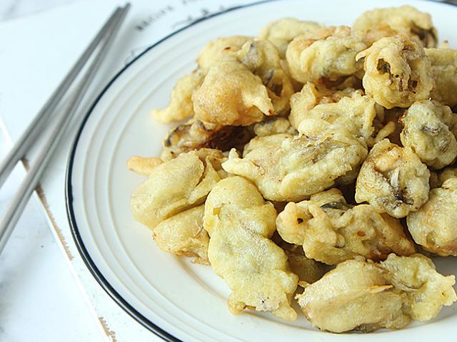 Mua được hàu ngon, hấp mãi cũng chán, đem chiên giòn được món ngon, béo ngọt