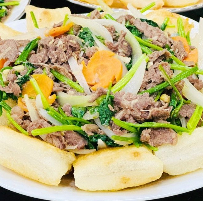 Nghỉ lễ, làm phở chiên phồng đãi cả nhà, dưới giòn rụm trên mềm thơm nghe đã chảy nước miếng Nghỉ lễ, làm phở chiên phồng đãi cả nhà, dưới giòn rụm trên mềm thơm nghe đã chảy nước miếng