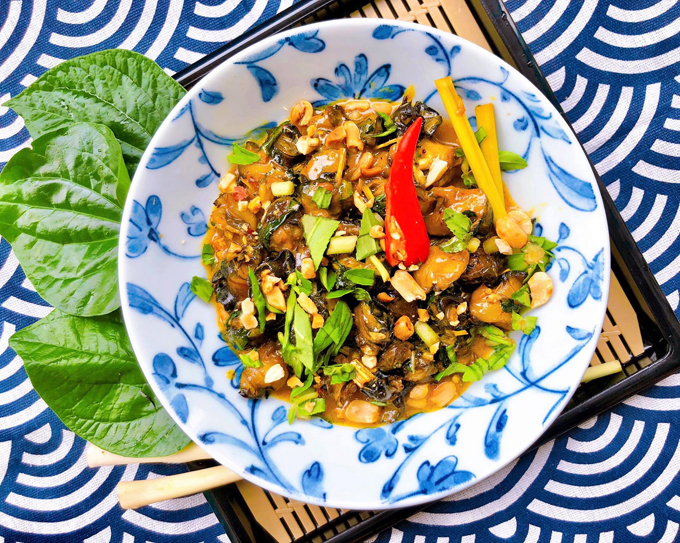 Ốc bươu xào cà ri lá lốt