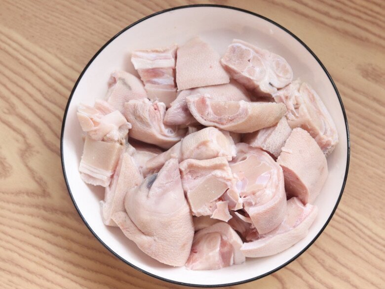 Phần này của lợn cực giàu collagen, đem kho với bia được món ăn vừa ngon lại đậm đà, thơm nức