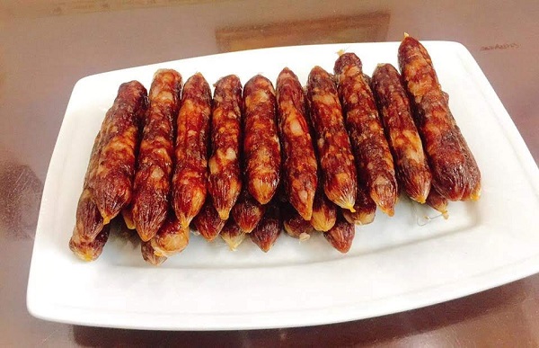Sợ mua hàng bẩn, mẹ khéo tay tự làm lạp xưởng tươi ngon, chuẩn vị vùng núi Tây Bắc Sợ mua hàng bẩn, mẹ khéo tay tự làm lạp xưởng tươi ngon, chuẩn vị vùng núi Tây Bắc