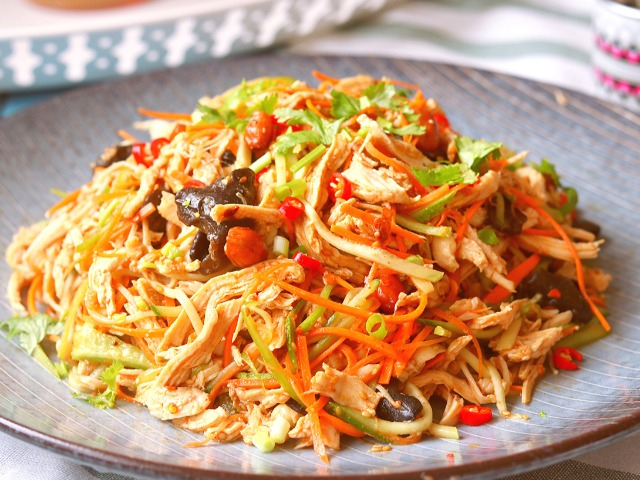 Tận dụng gà thừa sau Rằm đem làm nộm vừa ngon lại lạ miệng