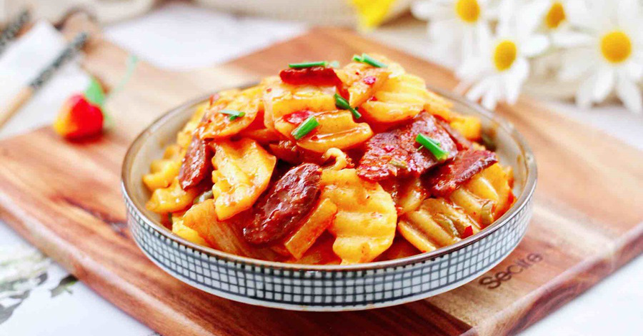 Thấy tôi xào khoai tây với kim chi, cả nhà phản đối nhưng lúc ăn lại tấm tắc khen ngon! Thấy tôi xào khoai tây với kim chi, cả nhà phản đối nhưng lúc ăn lại tấm tắc khen ngon!