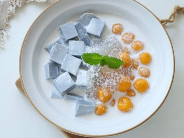 Trời nắng, nấu món chè thạch sữa vừa thơm ngon, thanh mát 