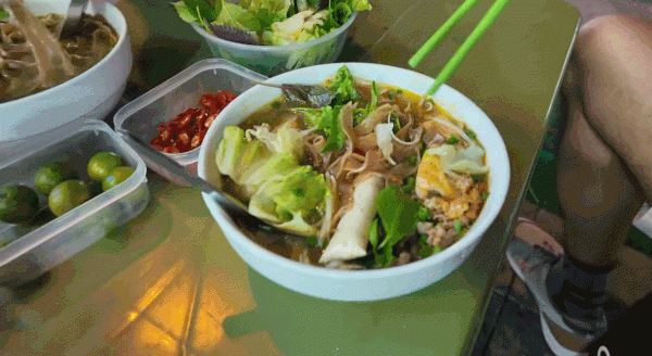 Vị khách ngồi vỉa hè Hà Nội, ăn một món, khen 'ngon hàng đầu Việt Nam' Vị khách ngồi vỉa hè Hà Nội, ăn một món, khen 'ngon hàng đầu Việt Nam'