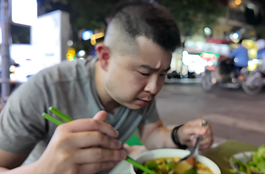 Vị khách ngồi vỉa hè Hà Nội, ăn một món, khen 'ngon hàng đầu Việt Nam' Vị khách ngồi vỉa hè Hà Nội, ăn một món, khen 'ngon hàng đầu Việt Nam'