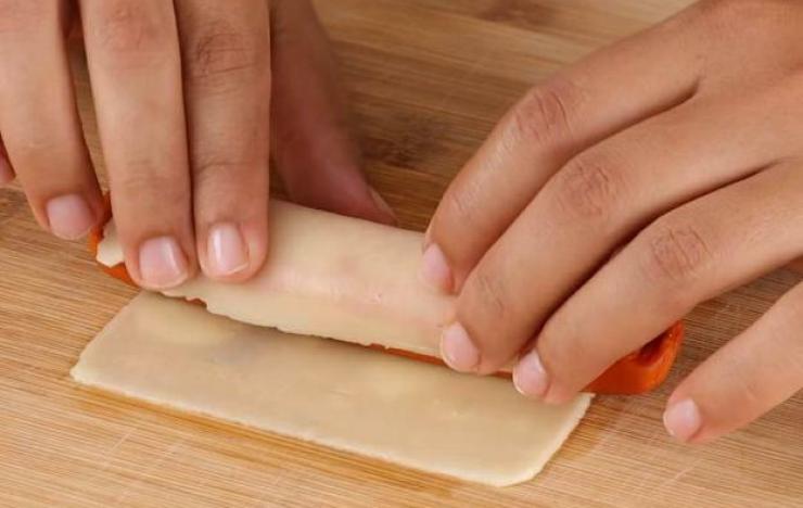 Xúc xích phô mai chiên giòn kiểu này ai ăn cũng mê, trẻ con thì nghiện và khen mẹ làm ngon hết nấc Xúc xích phô mai chiên giòn kiểu này ai ăn cũng mê, trẻ con thì nghiện và khen mẹ làm ngon hết nấc