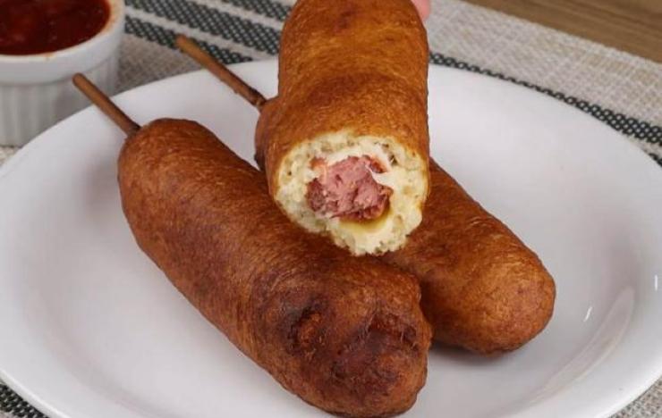 Xúc xích phô mai chiên giòn kiểu này ai ăn cũng mê, trẻ con thì nghiện và khen mẹ làm ngon hết nấc Xúc xích phô mai chiên giòn kiểu này ai ăn cũng mê, trẻ con thì nghiện và khen mẹ làm ngon hết nấc