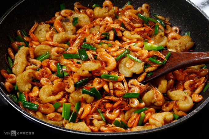 Tôm đồng rang tóp mỡ