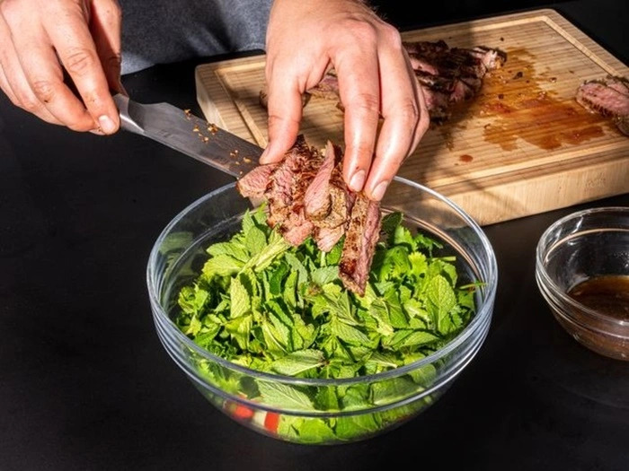 Mách bạn cách làm salad bò bít tết chuẩn vị Thái ngon khó cưỡng